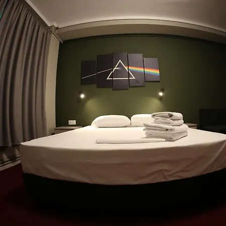 Hostel Hybrid