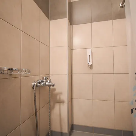 אכסניה Hybrid Youth