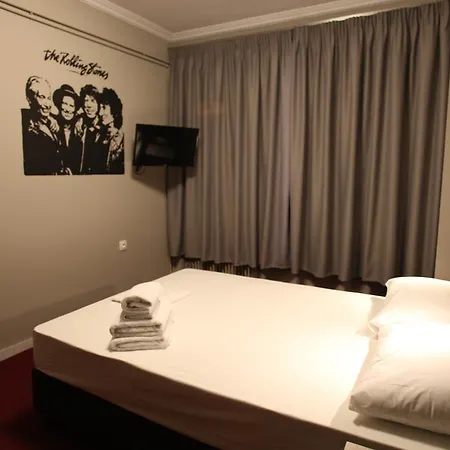 Hostel Hybrid Youth *