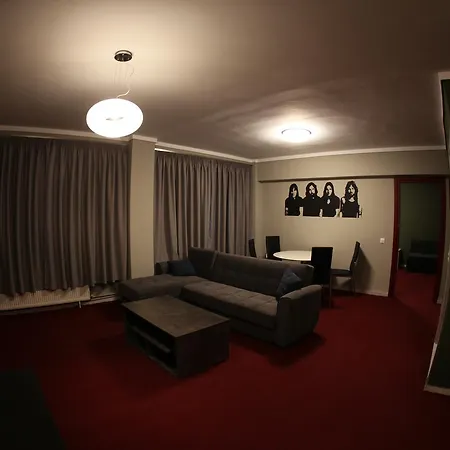 Hybrid Youth אכסניה *