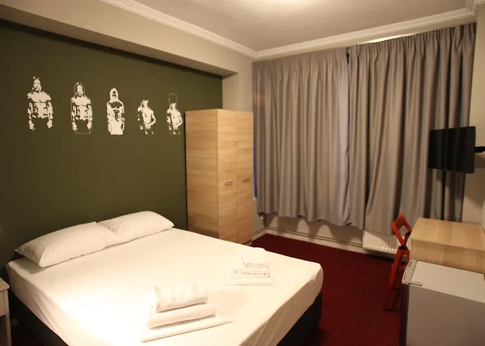 Hybrid Youth Hostal